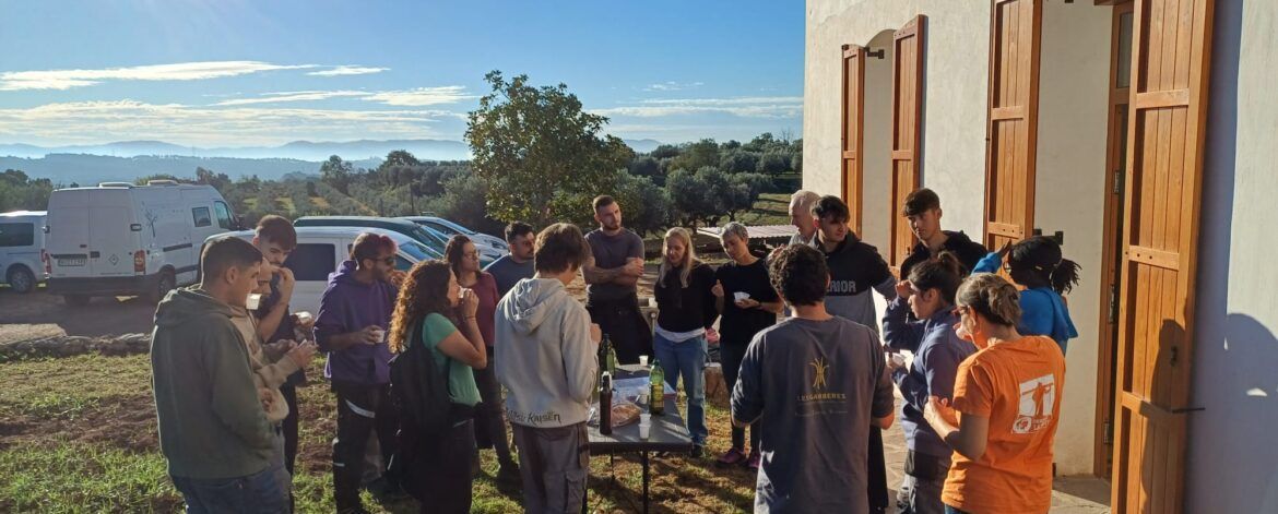 Els alumnes de l'Institut de Jardineria i Agricultura Les Garberes visiten la finca Mas Curró a Caldes de Montbui Els alumnes de l'Institut de Jardineria i Agricultura Les Garberes visiten la finca Mas Curró a Caldes de Montbui