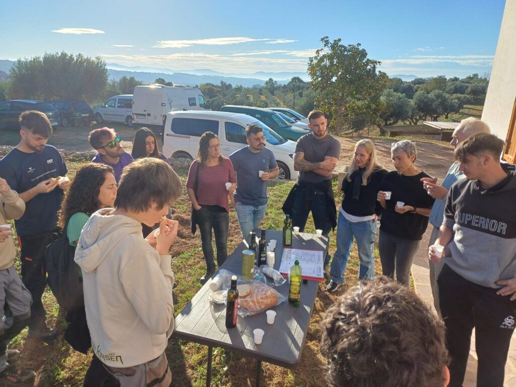Els alumnes de l'Institut de Jardineria i Agricultura Les Garberes participant en una cata dels olis de Mas Curró